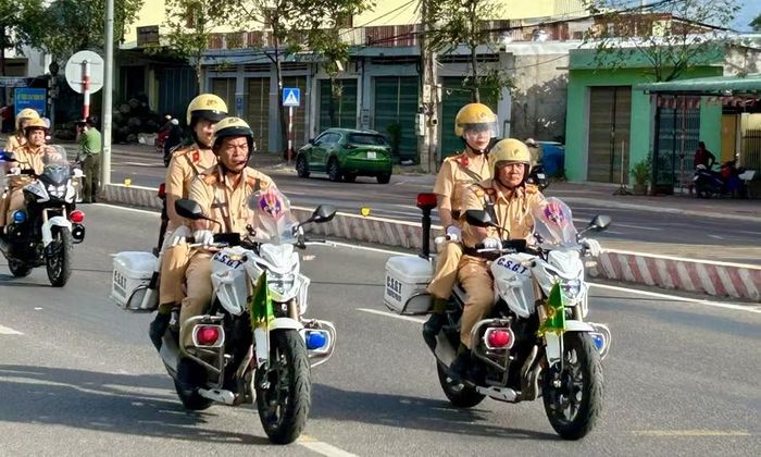 Lực lượng CSGT diễu hành trên 1 số tuyến phố trên địa bàn phường Quy Nhơn Bắc. Ảnh: N.L