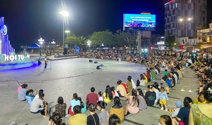 Du khách nên lưu lại một số số điện thoại cần thiết để thuận tiện tham quan, trải nghiệm dịp lễ 2-9. Ảnh: H.V