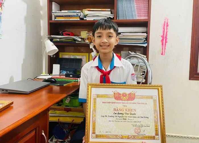  Em Lương Văn Quyến (lớp 5D, Trường Tiểu học Nguyễn Thị Minh Khai, xã Chư Prông) đạt giải khuyến khích bảng A. Ảnh: M.N 