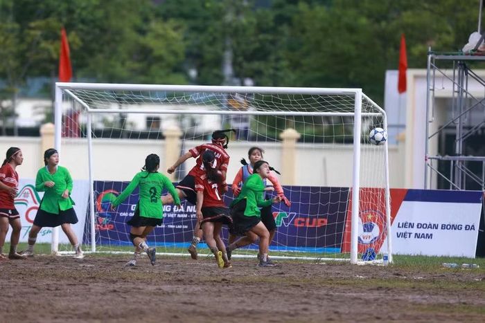  Các cô gái Đak Đoa chủ động chơi tấn công trước đối thủ đến từ Tuyên Quang. Ảnh: Văn Tuấn 