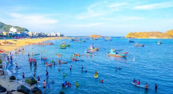 Đến Nhơn Hải, không chỉ tắm biển, du khách còn có thể cảm nhận được nhịp sống thường ngày của một làng chài lâu đời ở Gia Lai. Ảnh: Ngọc Nhuận