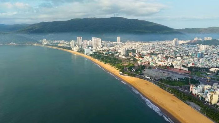 Bờ biển dài ôm trọn lấy đô thị Quy Nhơn. Ảnh: Thanh Sáng