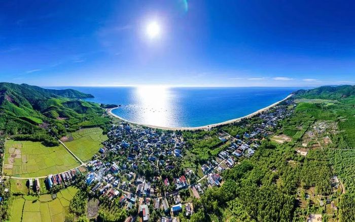 Biển xanh, cát trắng hòa cùng núi đồi đem đến cho Lộ Diêu một vẻ đẹp yên bình, hoang sơ. Ảnh: Dũng Nhân