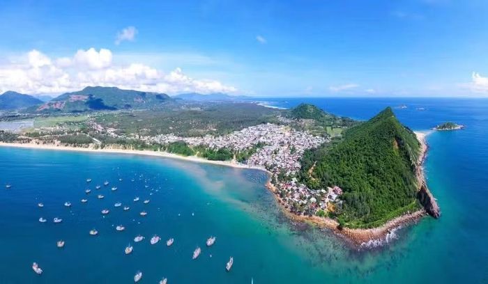 Mũi Vi Rồng là phần nhô ra biển của dãy núi Tân Phụng nhìn giống như một con rồng đang vươn ra đại dương. Ảnh: Nguyễn Dũng