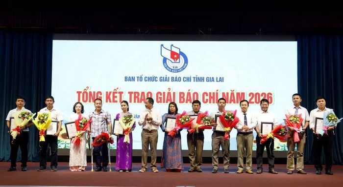  Các tác giả, nhóm tác giả có tác phẩm báo chí xuất sắc được trao giải B Giải Báo chí tỉnh Gia Lai năm 2026. Ảnh: H.P 