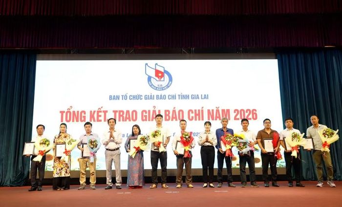  Trao giải cho các tác phẩm đạt giải C. Ảnh: H.P 