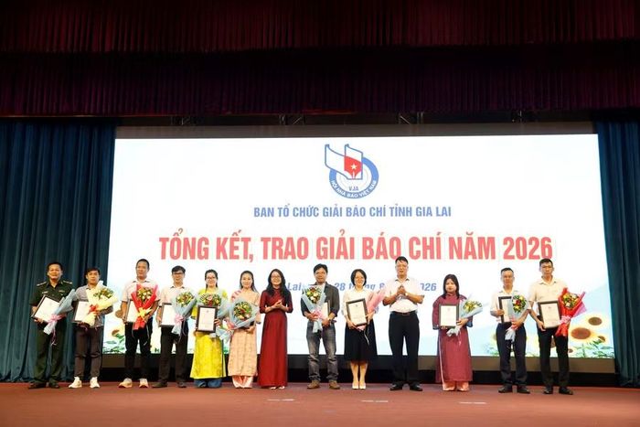  Các tác giả, nhóm tác giả đạt giải khuyến khích Giải Báo chí tỉnh Gia Lai năm 2026. Ảnh: H.P 
