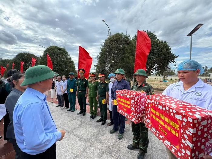  Bí thư Tỉnh ủy Thái Đại Ngọc (đội mũ bên trái) căn dặn các cán bộ, chiến sĩ làm nhiệm vụ nêu cao tinh thần trách nhiệm, triển khai hiệu quả, sớm hoàn thành công tác lấy mẫu sinh phẩm, xác định danh tính hài cốt liệt sĩ. Ảnh: N.H 