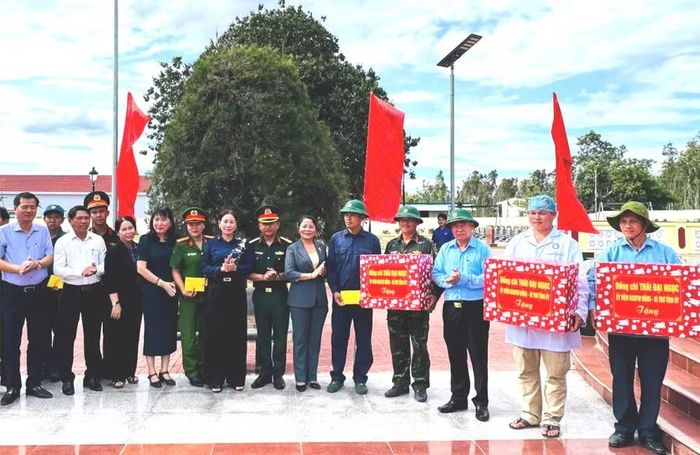  Bí thư Tỉnh ủy Thái Đại Ngọc (thứ 3 từ phải sang) tặng quà cho các lực lượng tham gia thực hiện Chiến dịch 500 ngày đêm làm nhiệm vụ tìm kiếm, quy tập và xác định danh tính hài cốt liệt sĩ tại các nghĩa trang liệt sĩ: Cát Hanh, Chánh - Tiến và Cát Sơn. Ảnh: N.H 