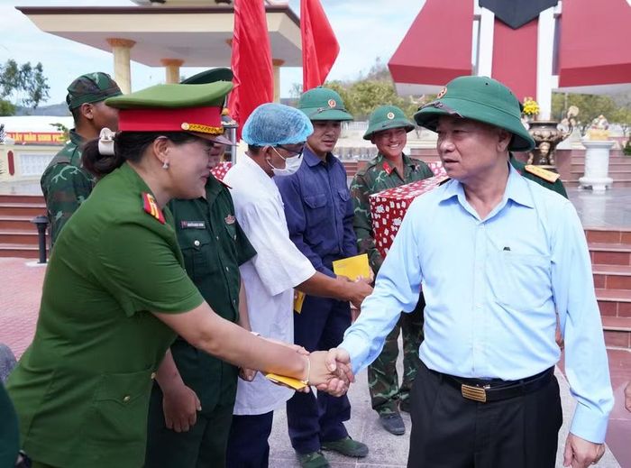 Bí thư Tỉnh ủy Thái Đại Ngọc (bên phải) động viên cán bộ, chiến sĩ đang thực hiện nhiệm vụ lấy mẫu sinh phẩm, xác định danh tính hài cốt liệt sĩ tại Nghĩa trang Liệt sĩ Cát Hanh. Ảnh: N.H 