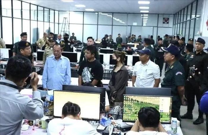  Lực lượng chức năng tỉnh Kratie đột kích một địa điểm tại huyện Snuol được sử dụng làm trung tâm lừa đảo trực tuyến trên địa bàn. Ảnh tư liệu: AKP/TTXVN phát 