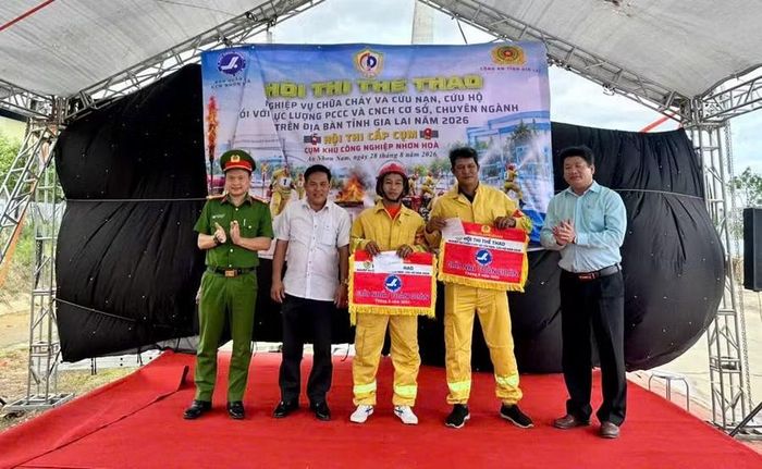  Ban Tổ chức trao giải cho các đội giành thành tích cao tại hội thi. Ảnh: ĐVCC 