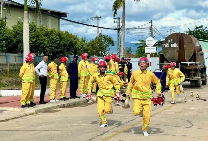  Các VĐV triển khai đội hình máy bơm chữa cháy 2 lăng B phun tiêu điểm. Ảnh: ĐVCC 