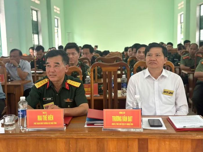 Các đồng chí lãnh đạo tỉnh dự bế mạc diễn tập tác chiến xã Ya Hội trong khu vực phòng thủ năm 2026. Ảnh: N.T