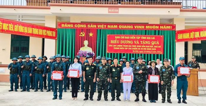 Ban Chỉ đạo diễn tập tỉnh biểu dương, tặng quà các lực lượng tham gia thực binh. Ảnh: N.T