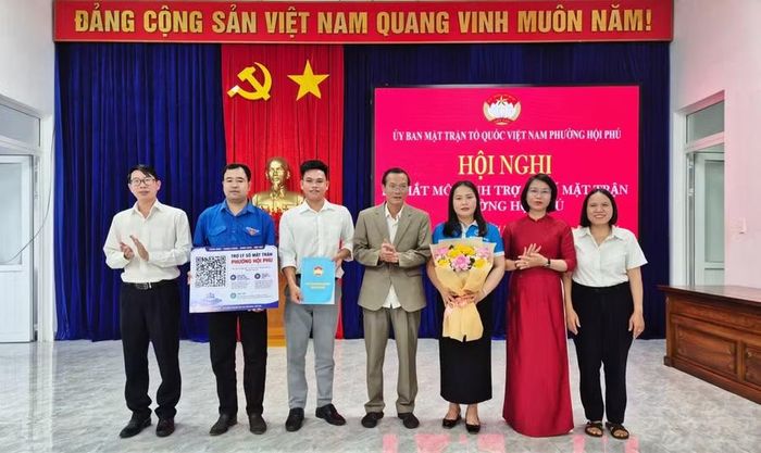 Ban Quản lý mô hình "Trợ lý số Mặt trận phường Hội Phú" gồm 5 thành viên. Ảnh: B.B