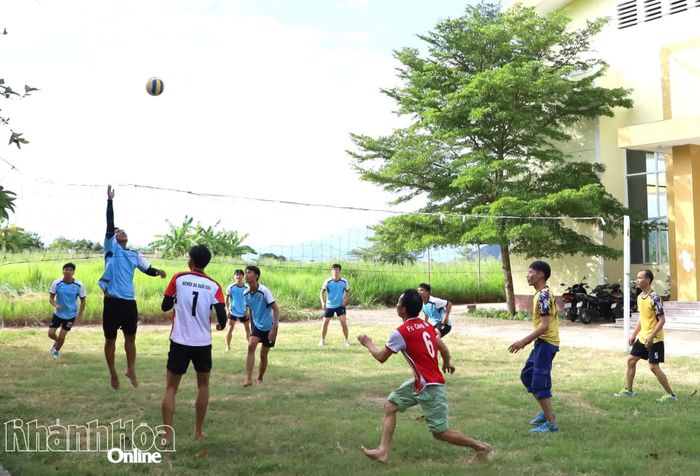 Công nhân Khu Công nghiệp Suối Dầu thi đấu môn bóng chuyền sau giờ làm việc.