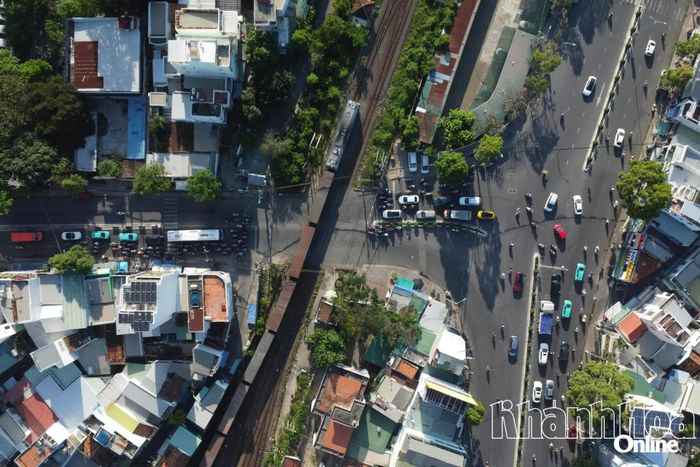 Tại nút giao Mả Vòng thường xuyên xảy ra xung đột giao thông mỗi khi đóng đường để tàu ra, vào ga Nha Trang.