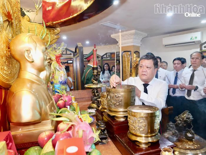Đồng chí Trần Phong dâng hương bàn thờ Bác Hồ tại Điện thờ Tháp Trầm Hương.