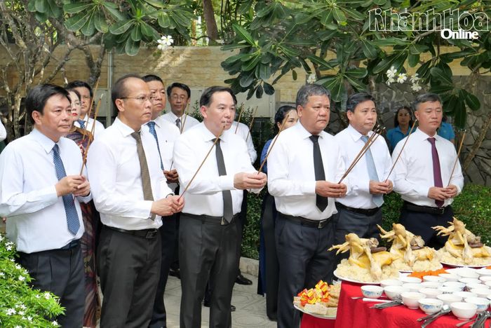 Các đồng chí Thường trực Tỉnh ủy và đại biểu dâng hương Khu mộ gió tại Khu tưởng niệm chiến sĩ Gạc Ma.
