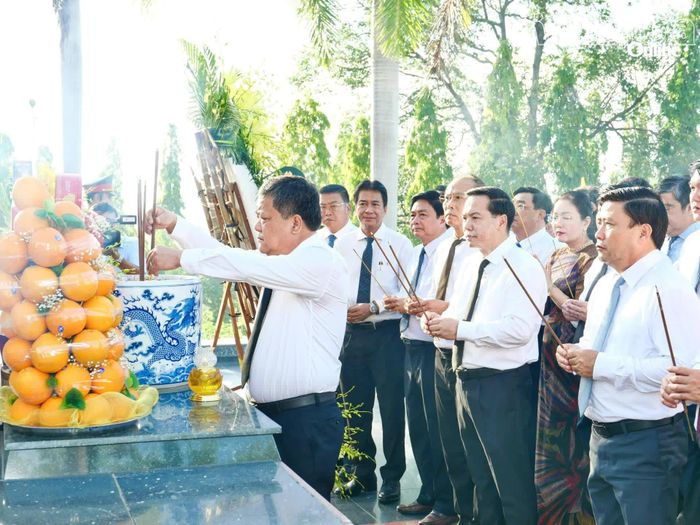 Các đồng chí Thường trực Tỉnh ủy và các đại biểu dâng hương tại đài tưởng niệm liệt sĩ Nghĩa trang liệt sĩ Hòn Dung.