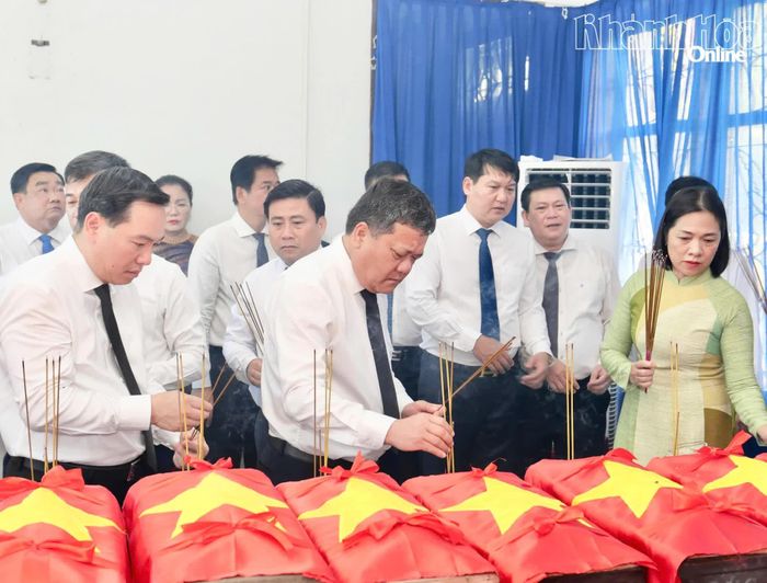 Bí thư Tỉnh ủy Trần Phong và các đại biểu dâng hương tưởng nhớ các liệt sĩ được quy tập về Nghĩa trang liệt sĩ Hòn Dung.