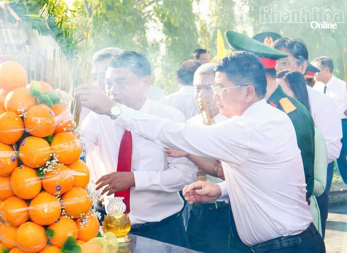 Các đại biểu dâng hương tưởng nhớ các anh hùng liệt sĩ tại Nghĩa trang liệt sĩ Hòn Dung.