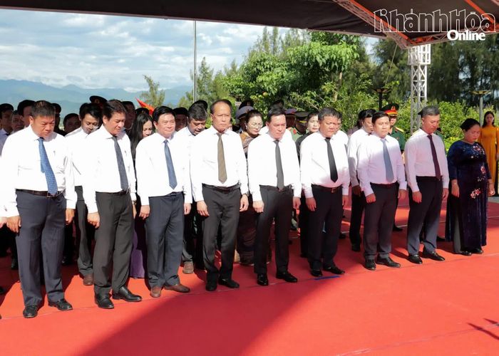 Các đồng chí Thường trực Tỉnh ủy viếng các anh hùng liệt sĩ tại Khu tưởng niệm chiến sĩ Gạc Ma.