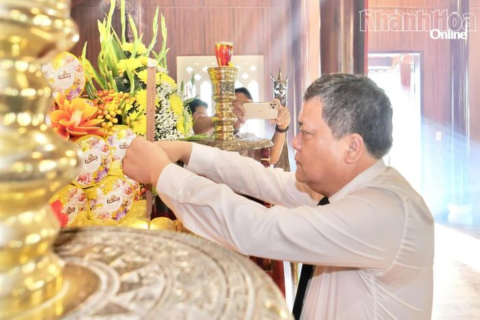 Bí thư Tỉnh ủy Trần Phong dâng hương tại Đền thờ Bác Hồ và các anh hùng liệt sĩ tại Nghĩa trang liệt sĩ Hòn Dung.