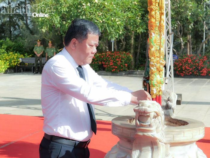 Đồng chí Trần Phong dâng hương tại Khu tưởng niệm chiến sĩ Gạc Ma.