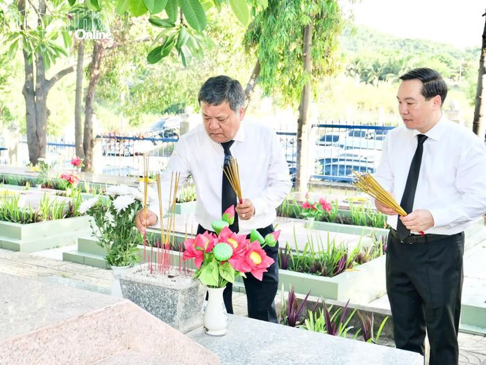 Đồng chí Trần Phong và đồng chí Hồ Xuân Trường thắp hương tại phần mộ liệt sĩ trong Nghĩa trang liệt sĩ Hòn Dung.