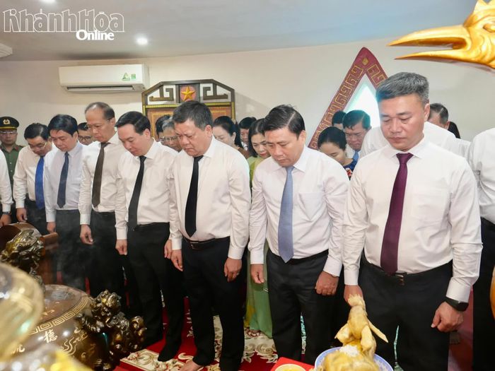Các đồng chí Thường trực Tỉnh ủy và đại biểu dành phút mặc niệm tưởng nhớ công ơn Bác Hồ và các anh hùng, liệt sĩ.