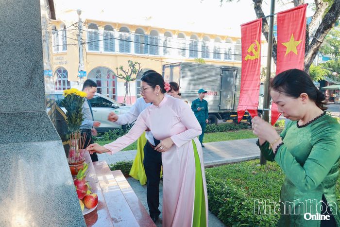 Các đại biểu phường Tây Nha Trang dâng hương tại Bia ghi danh những liệt sĩ hy sinh ở mặt trận Nha Trang - Khánh Hòa.