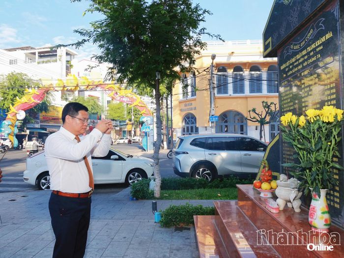 Lãnh đạo phường Tây Nha Trang dâng hương tại Bia ghi danh những liệt sĩ hy sinh ở mặt trận Nha Trang - Khánh Hòa.