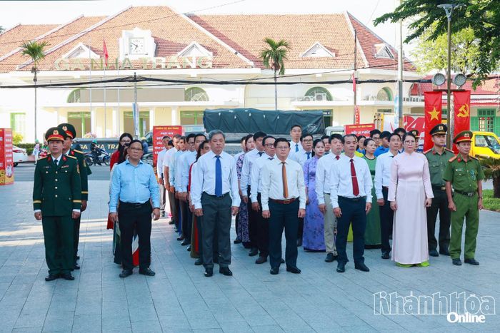  Đảng ủy, HĐND, UBND, Ủy ban MTTQ Việt Nam phường Tây Nha Trang cùng cán bộ, chiến sĩ lực lượng vũ trang, thôn, tổ dân phố phường Tây Nha Trang tại buổi lễ. 