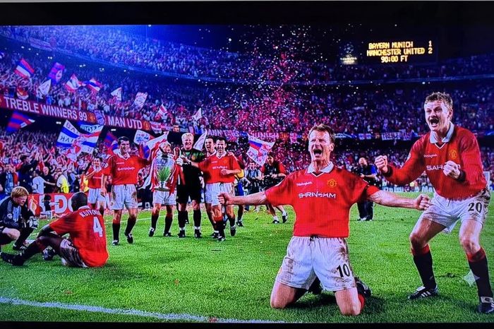 Teddy Sheringham ăn mừng bàn thắng gỡ hòa 1-1 ở phút 90+1 trước Bayern Munich, giúp Manchester United tạo nên cuộc lội ngược dòng lịch sử để vô địch.