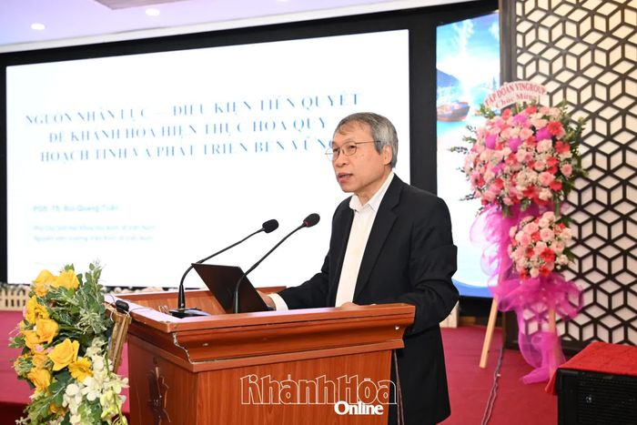 Phó Giáo sư, Tiến sĩ Bùi Quang Tuấn trình bày tham luận tại hội thảo.