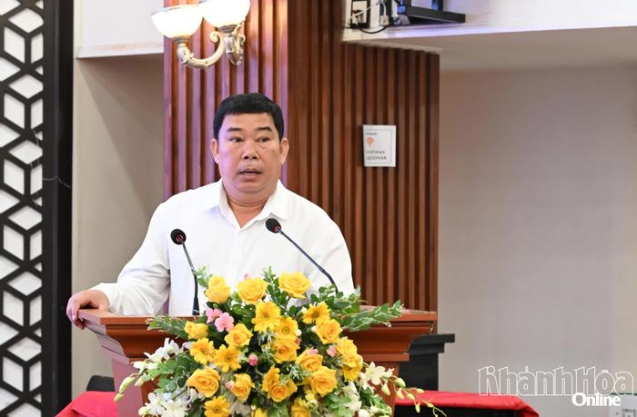 Ông Nguyễn Thành Sơn - Phó Giám đốc Sở Nội vụ trình bày tham luận tại hội thảo.