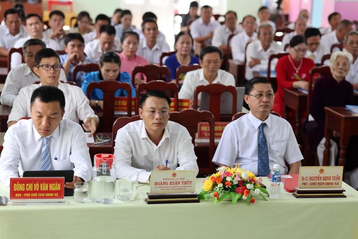 Lãnh đạo xã và các đại biểu tham dự buổi lễ.