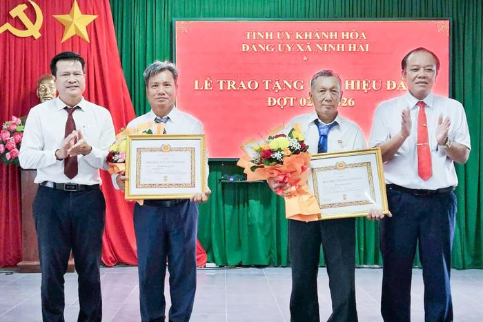 Lãnh đạo xã Ninh Hải trao Huy hiệu 30 năm tuổi Đảng và tặng hoa chúc mừng các đảng viên.