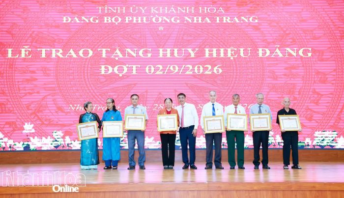 Lãnh đạo Đảng ủy phường Nha Trang trao Huy hiệu Đảng cho các đảng viên.