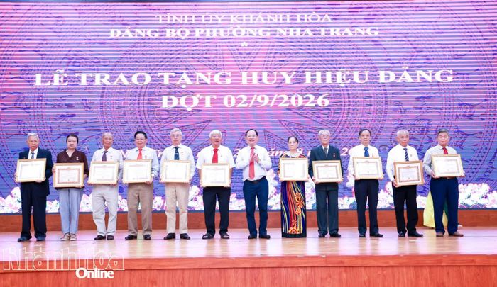 Lãnh đạo Đảng ủy phường Nha Trang trao Huy hiệu Đảng cho các đảng viên.