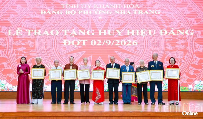 Đông chí Trần Thu Mai trao Huy hiệu Đảng cho các đảng viên.