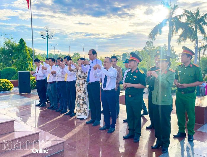 Các đại biểu dâng hương tưởng nhớ các anh hùng, liệt sĩ.