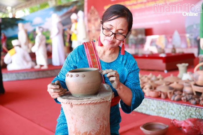 Nghệ nhân trình diễn kỹ thuật làm gốm Chăm tại Ngày hội Văn hóa dân tộc Chăm lần thứ VI năm 2026.