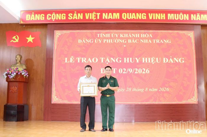 Trao Huy hiệu 40 năm tuổi Đảng cho đảng viên.