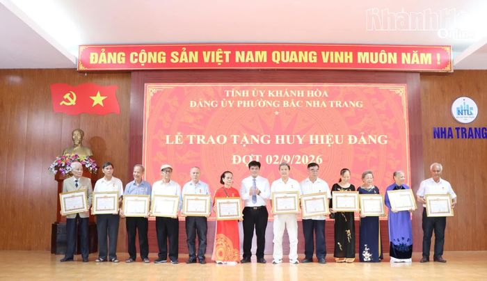 Lãnh đạo Đảng ủy phường Bắc Nha Trang trao Huy hiệu 50 năm tuổi Đảng cho các đảng viên.