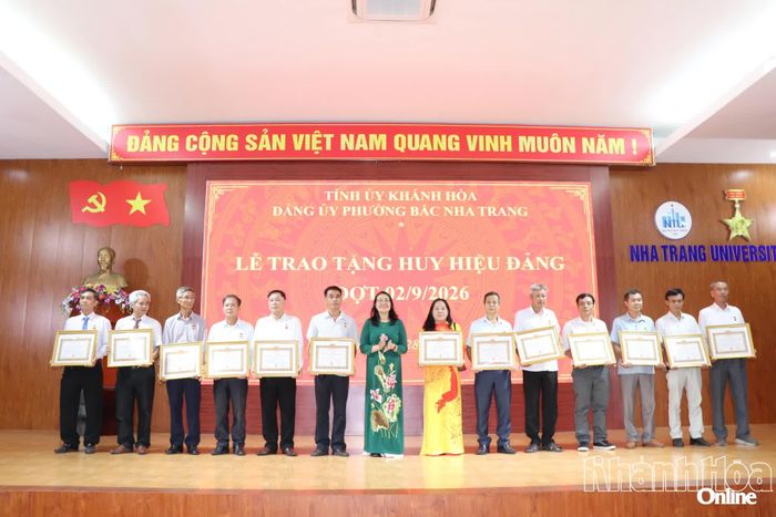 Lãnh đạo Đảng ủy phường Bắc Nha Trang trao Huy hiệu 30 năm tuổi Đảng cho các đảng viên.