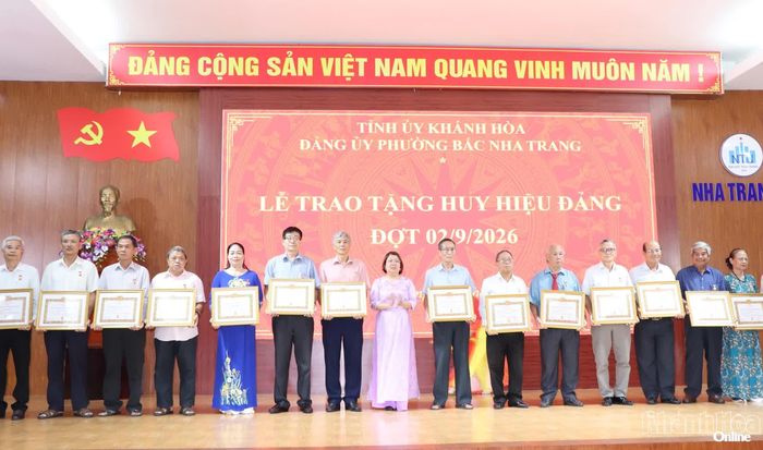 Trao Huy hiệu 45 năm tuổi Đảng cho các đảng viên.