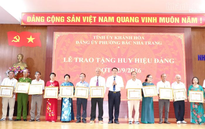 Đồng chí Lương Đức Hải trao Huy hiệu 35 năm tuổi Đảng cho các đảng viên.